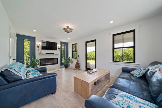 32 County St, Lakeville, MA 02347