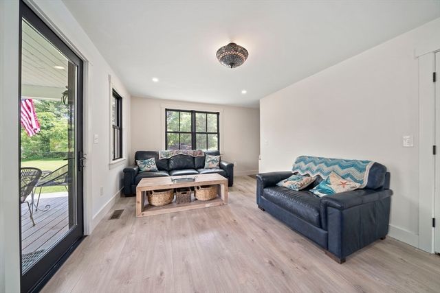 32 County St, Lakeville, MA 02347