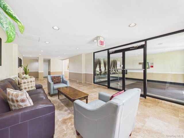 12 Westchester Avenue 2L, White Plains, NY 10601