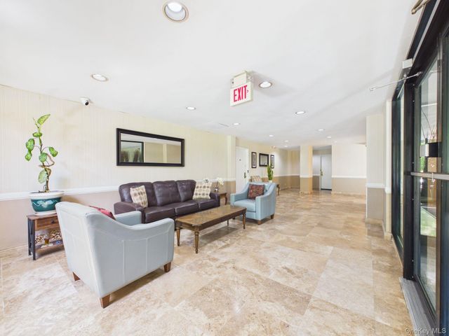 12 Westchester Avenue 2L, White Plains, NY 10601