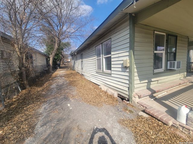 2111 Rivas, San Antonio, TX 78228