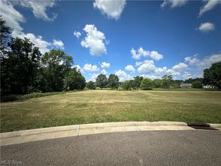Hollyhock Avenue NW, Canton, OH 44718