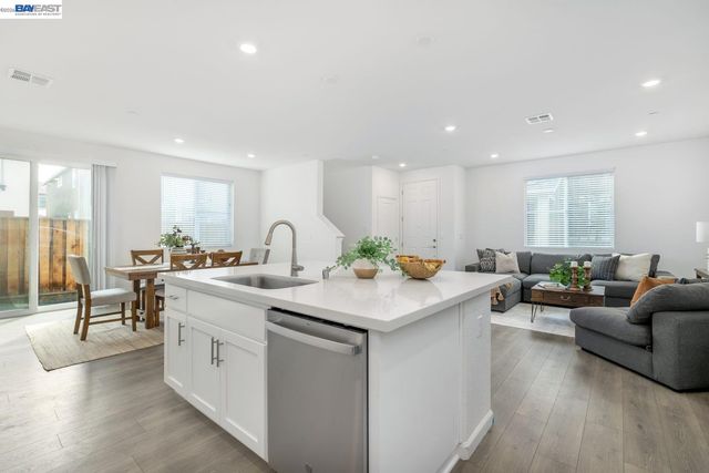 30 Cypress Ct, Pittsburg, CA 94565