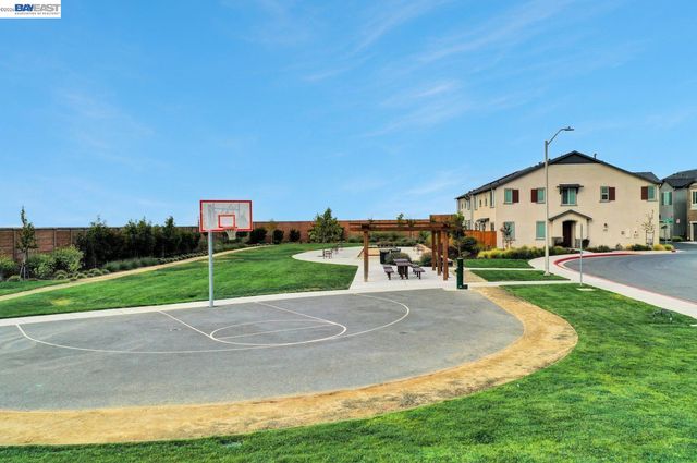 30 Cypress Ct, Pittsburg, CA 94565