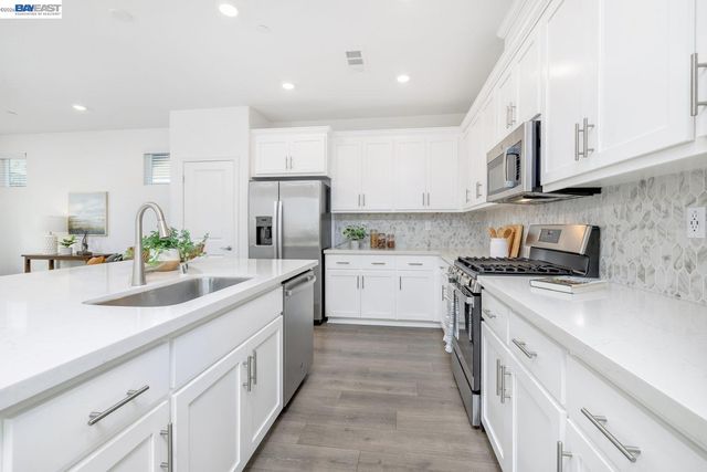 30 Cypress Ct, Pittsburg, CA 94565