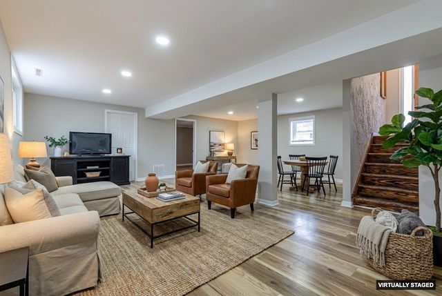 1096 Beechwood Road, Buffalo Grove, IL 60089