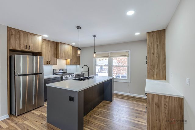 1096 Beechwood Road, Buffalo Grove, IL 60089