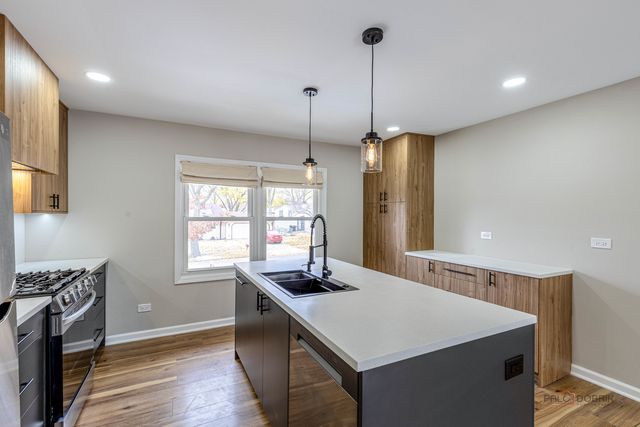 1096 Beechwood Road, Buffalo Grove, IL 60089