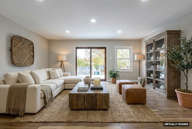 1096 Beechwood Road, Buffalo Grove, IL 60089