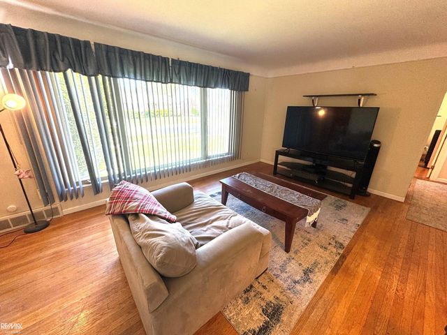 8430 Darlene Street, Warren, MI 48093