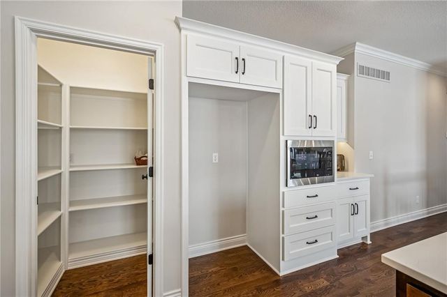 11413 S Waterford Drive, Olathe, KS 66061
