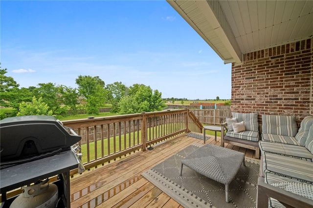 7648 Phoenix Avenue, Springdale, AR 72762