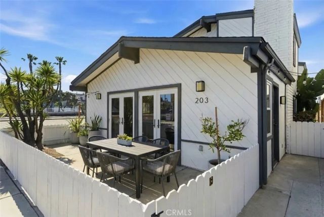 203 Cedar Street, Newport Beach, CA 92663