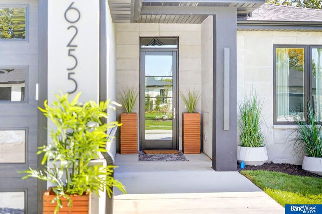 6255 Carveth Drive, Lincoln, NE 68516