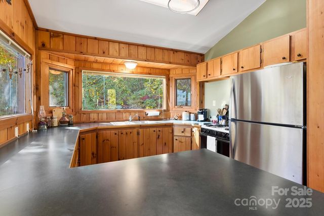 121 Pairofdice Way, Lake Lure, NC 28746