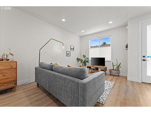 7722 Se Tolman St 3, Portland, OR 97206