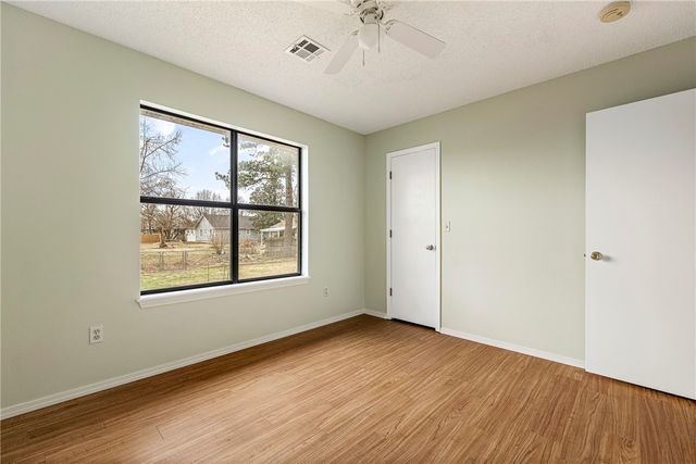 1322 W Lela Street, Rogers, AR 72758