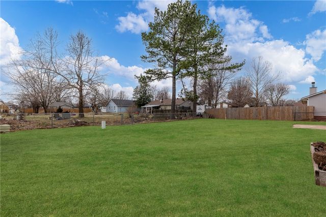 1322 W Lela Street, Rogers, AR 72758