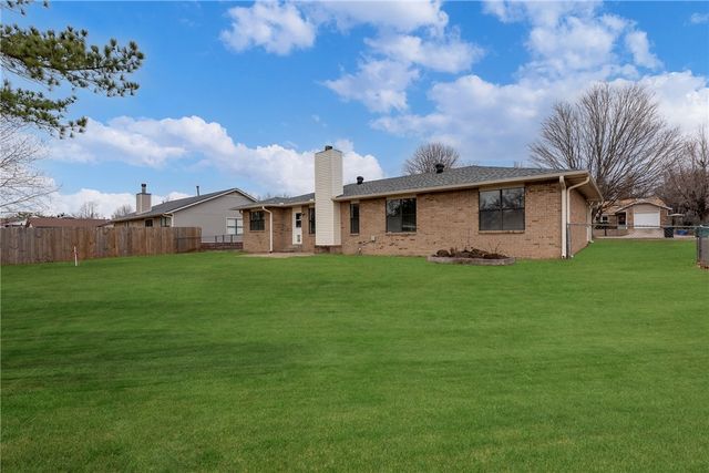 1322 W Lela Street, Rogers, AR 72758