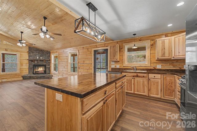 677 Ridgetop Circle, Whittier, NC 28789