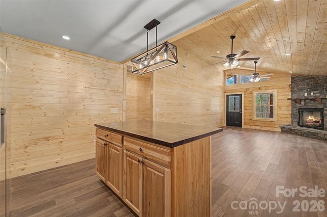 677 Ridgetop Circle, Whittier, NC 28789