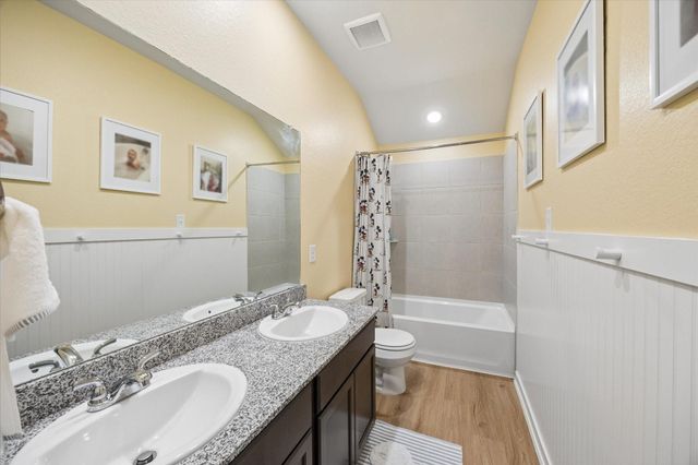 1099 Lilly Lane, Bellville, TX 77418