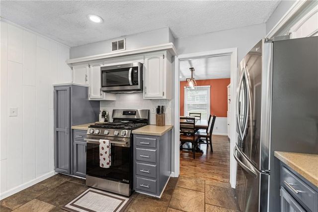 9520 Carter Drive, Overland Park, KS 66212