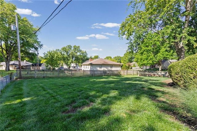 9520 Carter Drive, Overland Park, KS 66212