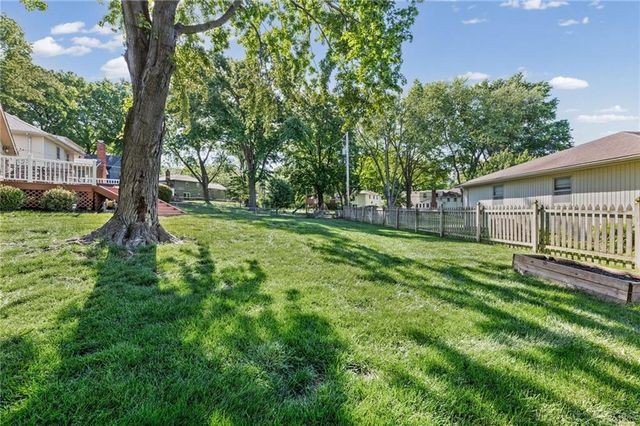 9520 Carter Drive, Overland Park, KS 66212