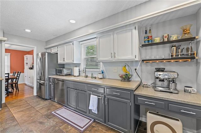 9520 Carter Drive, Overland Park, KS 66212