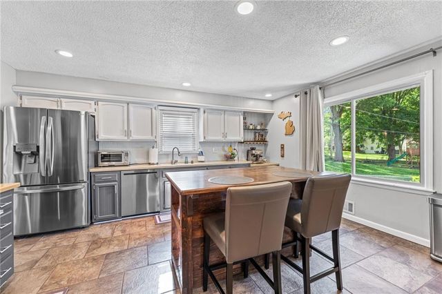 9520 Carter Drive, Overland Park, KS 66212