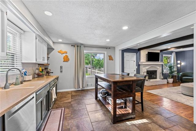 9520 Carter Drive, Overland Park, KS 66212