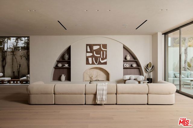 800 N La Jolla Avenue, Los Angeles, CA 90046
