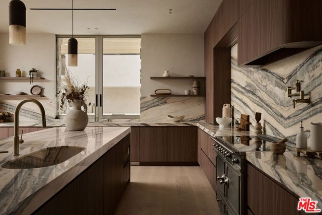800 N La Jolla Avenue, Los Angeles, CA 90046