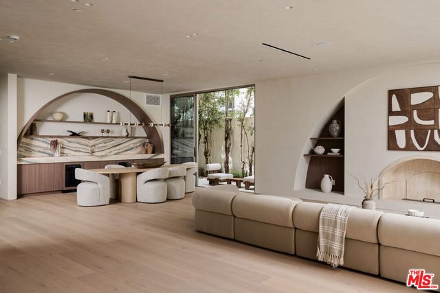 800 N La Jolla Avenue, Los Angeles, CA 90046