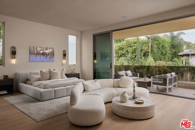 800 N La Jolla Avenue, Los Angeles, CA 90046