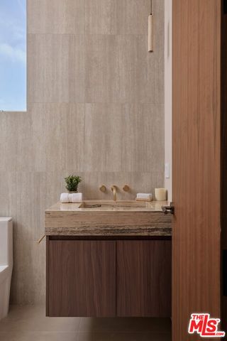 800 N La Jolla Avenue, Los Angeles, CA 90046