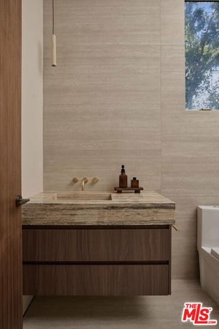 800 N La Jolla Avenue, Los Angeles, CA 90046