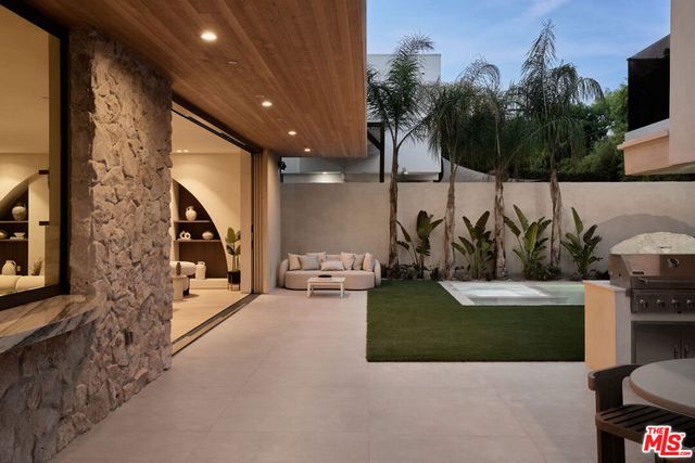800 N La Jolla Avenue, Los Angeles, CA 90046