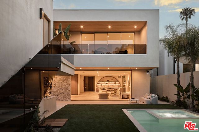 800 N La Jolla Avenue, Los Angeles, CA 90046