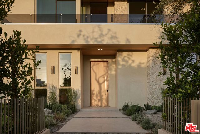 800 N La Jolla Avenue, Los Angeles, CA 90046