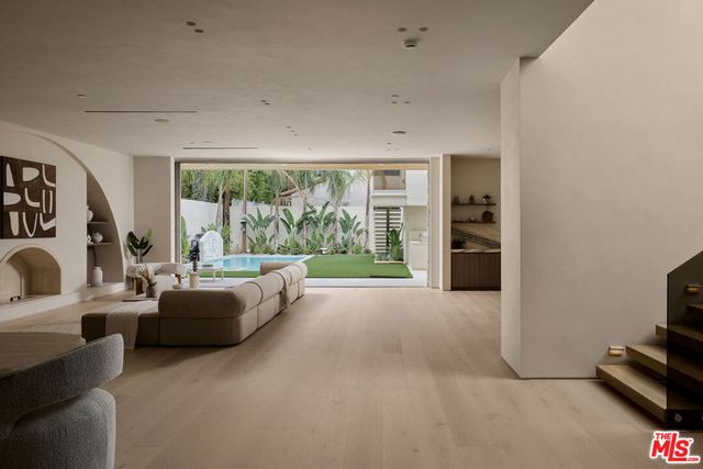 800 N La Jolla Avenue, Los Angeles, CA 90046