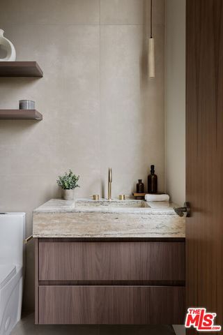 800 N La Jolla Avenue, Los Angeles, CA 90046