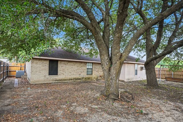 407 Lumpkin Drive, Ennis, TX 75119
