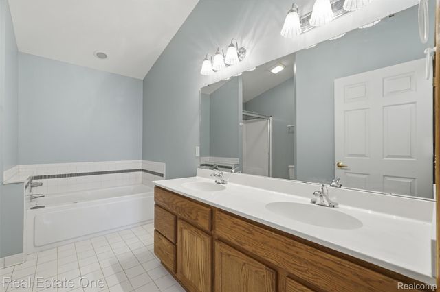 2264 Willow Tree Drive, Brighton, MI 48116