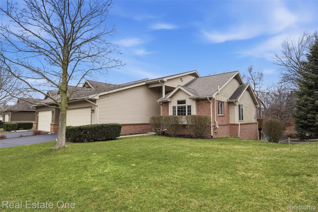 2264 Willow Tree Drive, Brighton, MI 48116