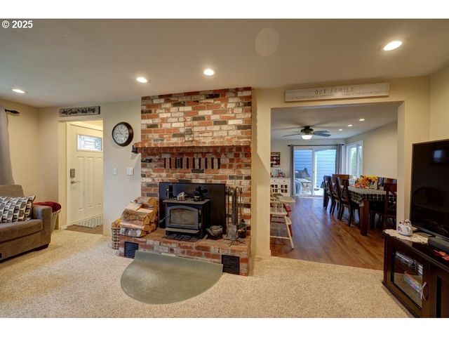 246 W HARBOR St, Warrenton, OR 97146