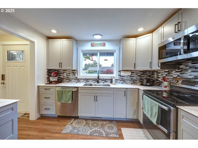 246 W HARBOR St, Warrenton, OR 97146