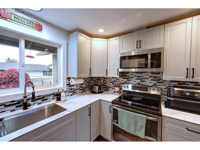 246 W HARBOR St, Warrenton, OR 97146