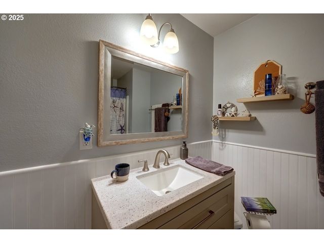 246 W HARBOR St, Warrenton, OR 97146